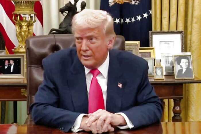 В Белом доме запустили Lofi-стрим, на котором мультяшный Трамп подписывает документы в Овальном кабинете