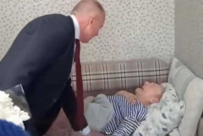 Чиновники поздравили 103-летнего ветерана, не способного реагировать