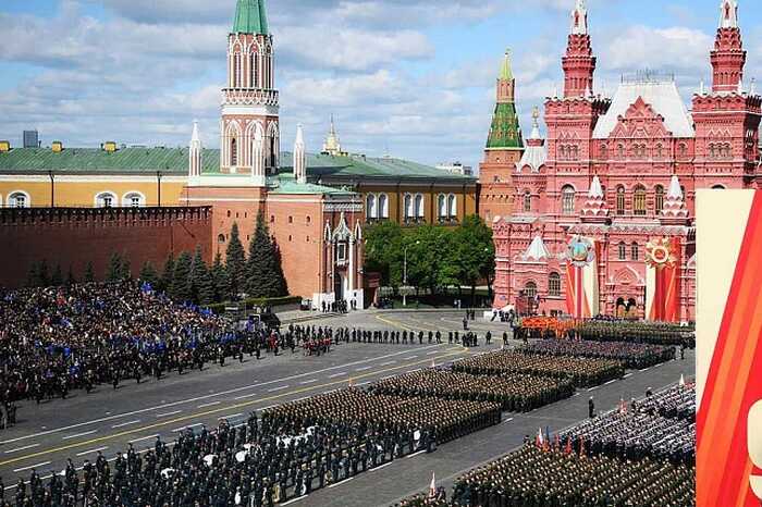 Камеры на Параде Победы выхватывали лица сомнительных союзников Кремля
