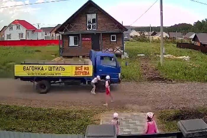 Узнав, что дочь пострадала в ДТП с грузовиком, отец рванул к ней, но сам попал в серьезную аварии