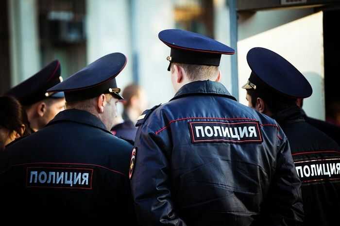В Новосибирске полиция задержала журналиста Сергея Волкова и семь активистов у мемориала Навальному